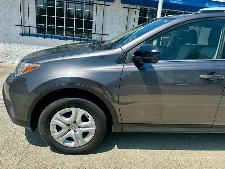 GREY, 2015 TOYOTA RAV4 Image 9