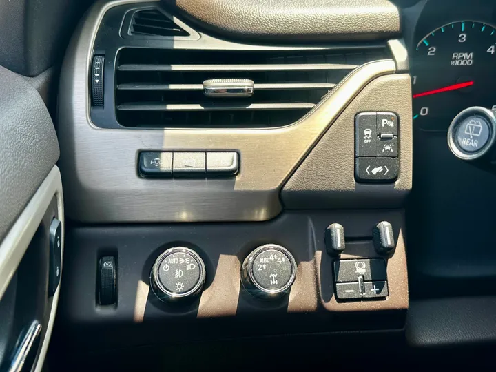 WHITE, 2017 GMC YUKON XL Image 23