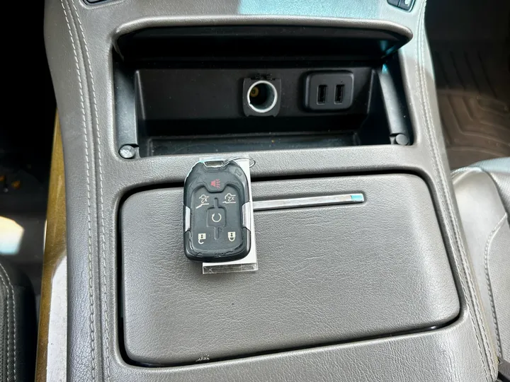 WHITE, 2017 GMC YUKON XL Image 24