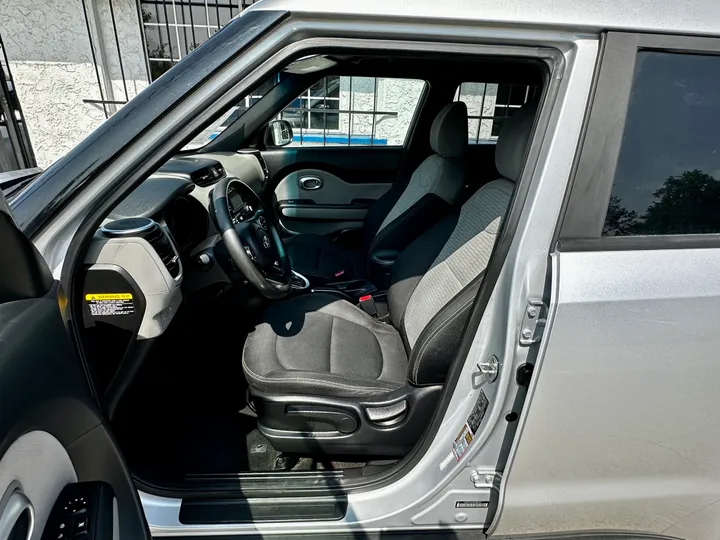 SILVER, 2016 KIA SOUL Image 13