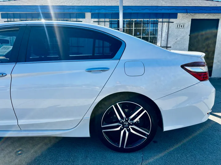 WHITE, 2017 HONDA ACCORD Image 7