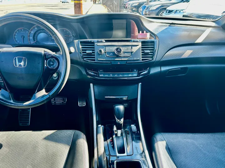 WHITE, 2017 HONDA ACCORD Image 16