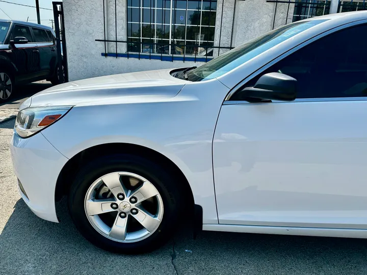 WHITE, 2014 CHEVROLET MALIBU Image 9
