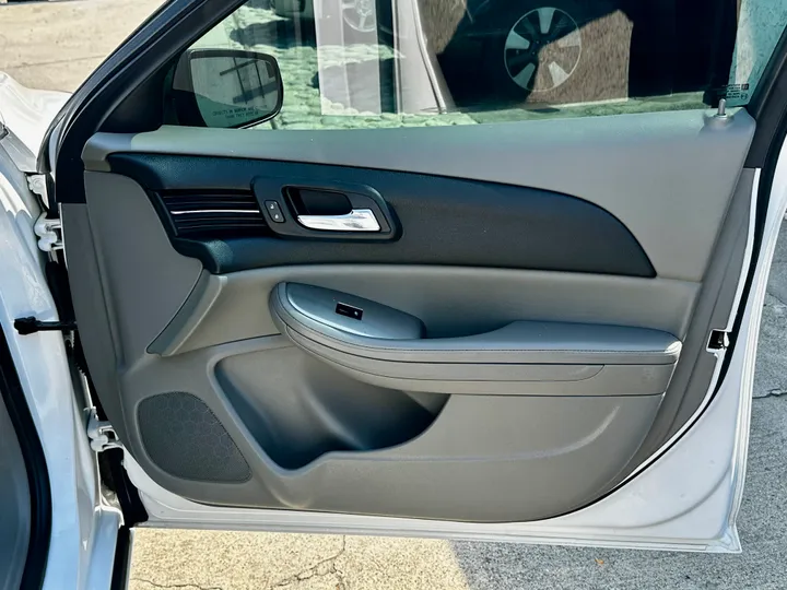 WHITE, 2014 CHEVROLET MALIBU Image 26