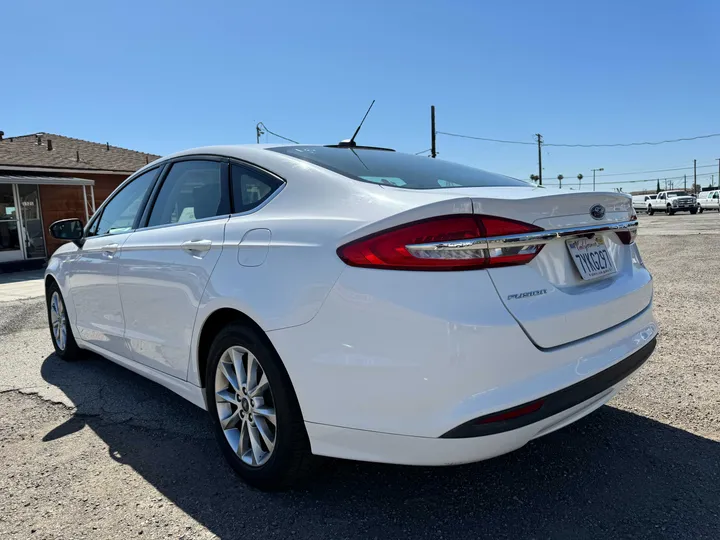 WHITE, 2017 FORD FUSION Image 4