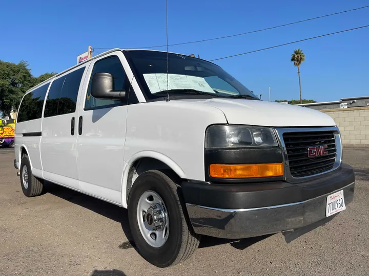 WHITE, 2014 GMC SAVANA 3500 PASSENGER Image 3