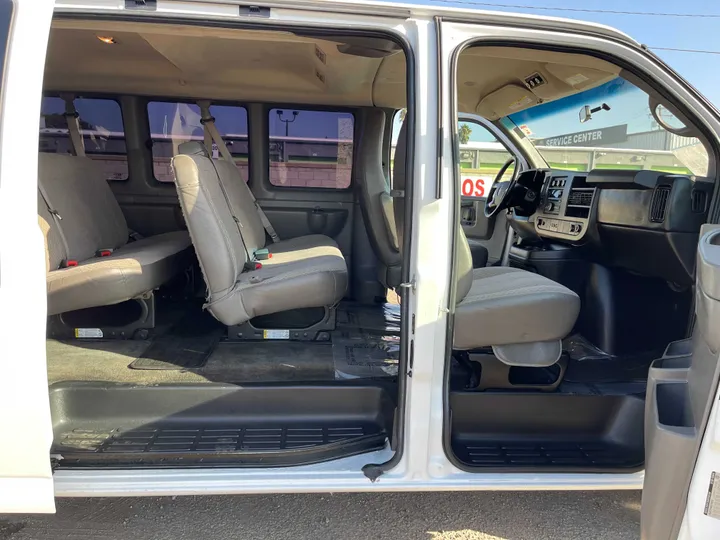 WHITE, 2014 GMC SAVANA 3500 PASSENGER Image 11