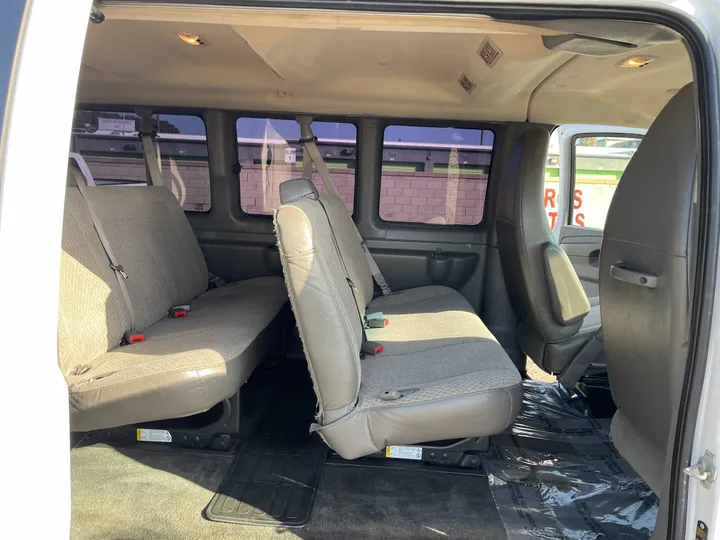 WHITE, 2014 GMC SAVANA 3500 PASSENGER Image 12