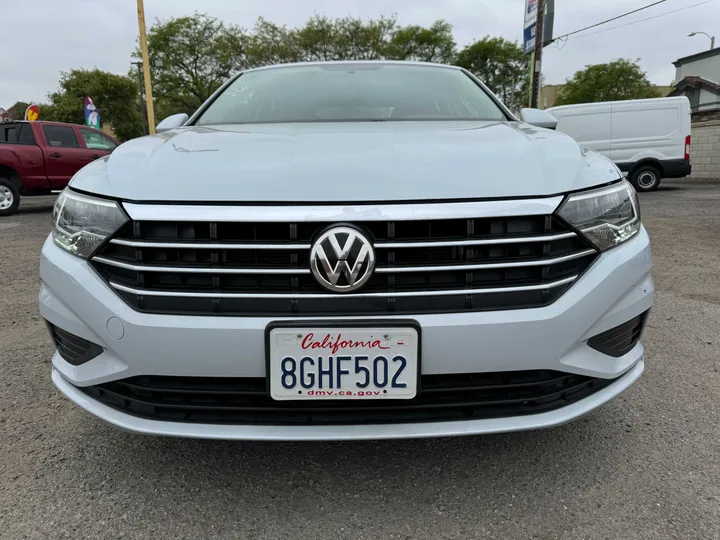 WHITE, 2019 VOLKSWAGEN JETTA Image 2