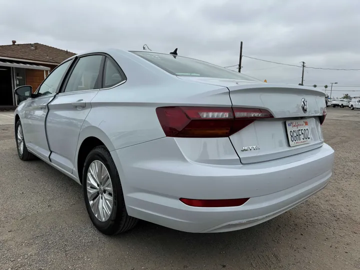 WHITE, 2019 VOLKSWAGEN JETTA Image 4