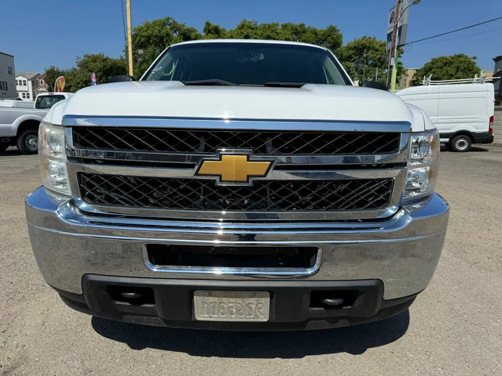 WHITE, 2012 CHEVROLET SILVERADO 2500 HD CREW CAB Image 2