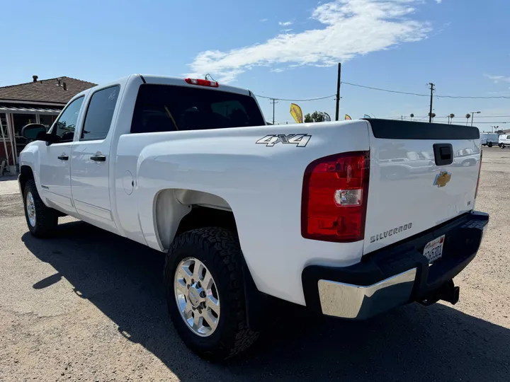 WHITE, 2012 CHEVROLET SILVERADO 2500 HD CREW CAB Image 4