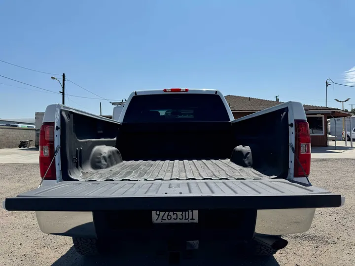 WHITE, 2012 CHEVROLET SILVERADO 2500 HD CREW CAB Image 6