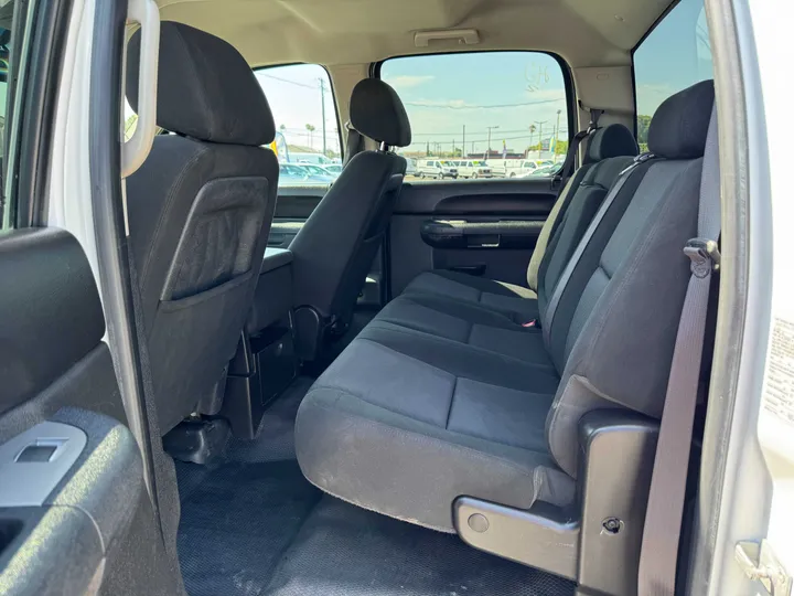 WHITE, 2012 CHEVROLET SILVERADO 2500 HD CREW CAB Image 13