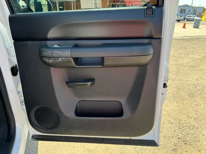 WHITE, 2012 CHEVROLET SILVERADO 2500 HD CREW CAB Image 17