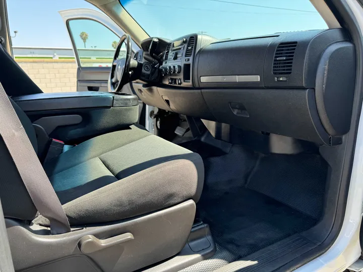 WHITE, 2012 CHEVROLET SILVERADO 2500 HD CREW CAB Image 18