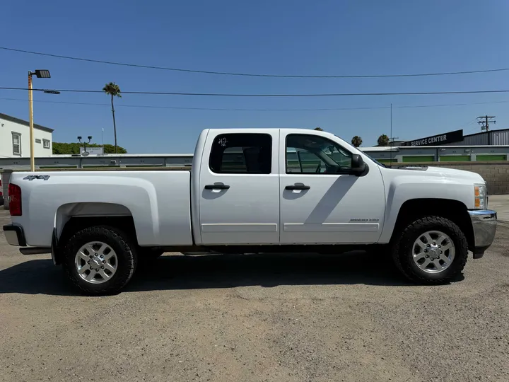 WHITE, 2012 CHEVROLET SILVERADO 2500 HD CREW CAB Image 8