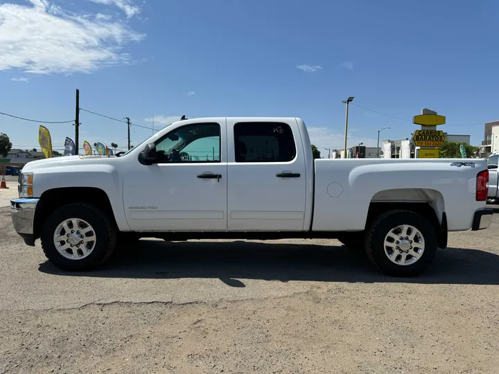 WHITE, 2012 CHEVROLET SILVERADO 2500 HD CREW CAB Image 9