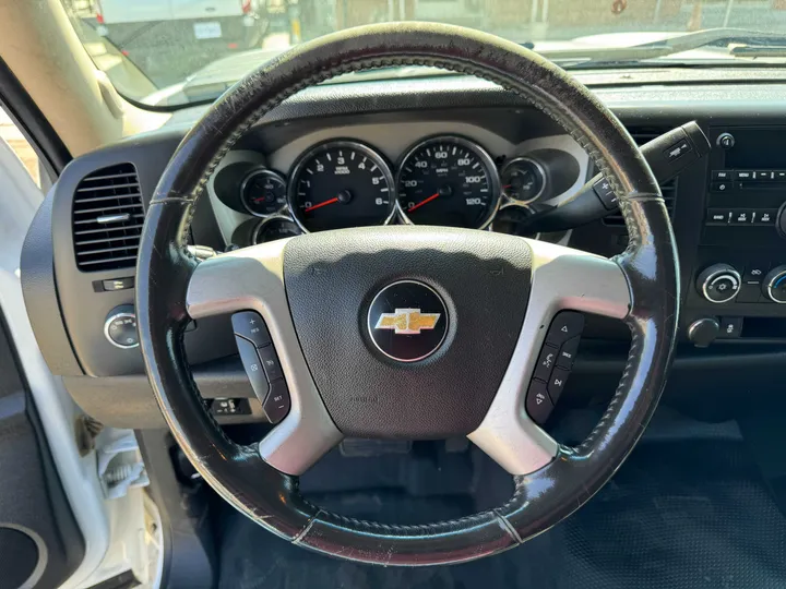 WHITE, 2012 CHEVROLET SILVERADO 2500 HD CREW CAB Image 22