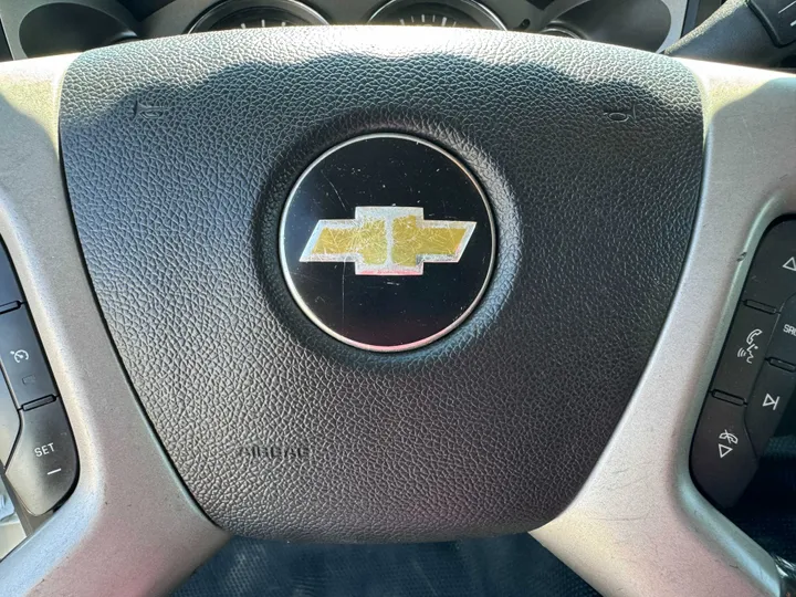 WHITE, 2012 CHEVROLET SILVERADO 2500 HD CREW CAB Image 25