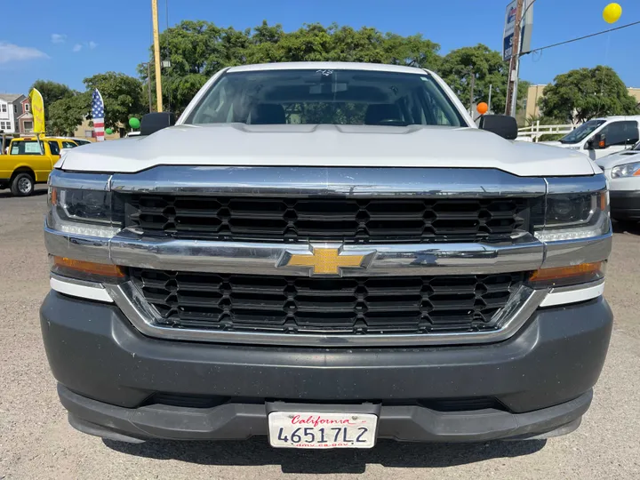 WHITE, 2018 CHEVROLET SILVERADO 1500 CREW CAB Image 2