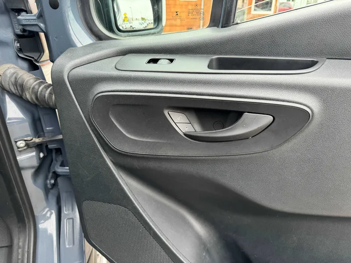 BLUE, 2019 MERCEDES-BENZ SPRINTER 2500 CREW Image 17