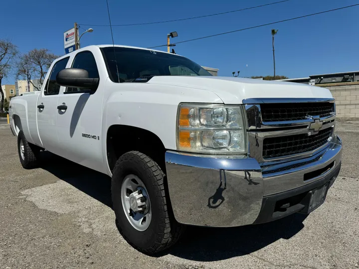 WHITE, 2008 CHEVROLET SILVERADO 3500 HD CREW CAB Image 3