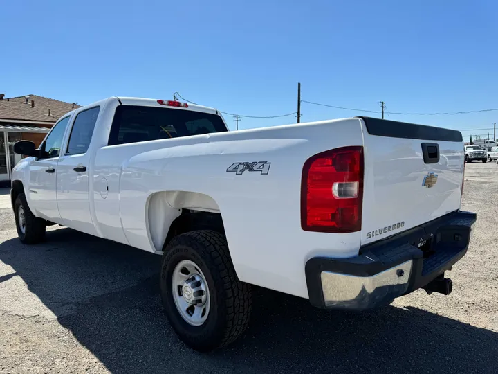 WHITE, 2008 CHEVROLET SILVERADO 3500 HD CREW CAB Image 4