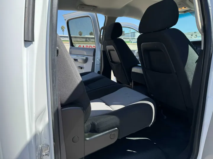 WHITE, 2008 CHEVROLET SILVERADO 3500 HD CREW CAB Image 13