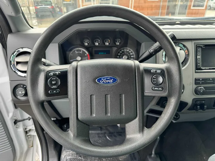 WHITE, 2016 FORD F350 SUPER DUTY CREW CAB Image 25