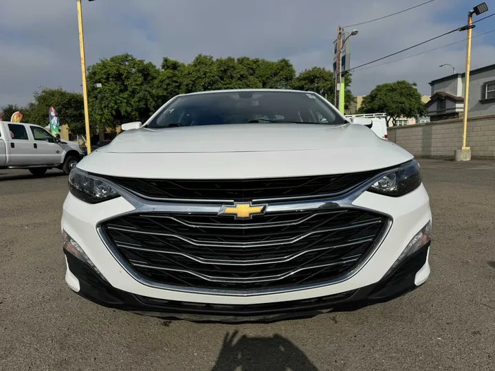 WHITE, 2019 CHEVROLET MALIBU Image 2