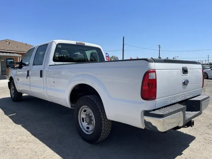 WHITE, 2012 FORD F250 SUPER DUTY CREW CAB Image 4