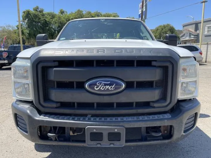 WHITE, 2012 FORD F250 SUPER DUTY CREW CAB Image 2