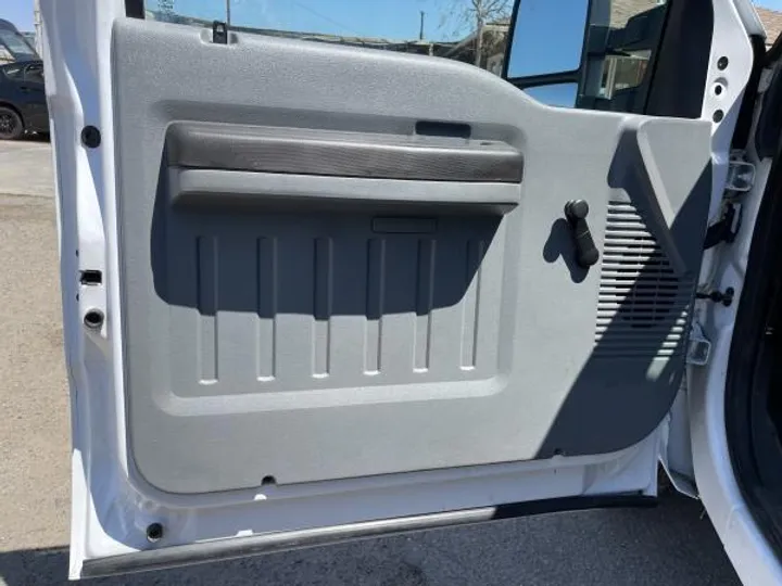 WHITE, 2012 FORD F250 SUPER DUTY CREW CAB Image 9