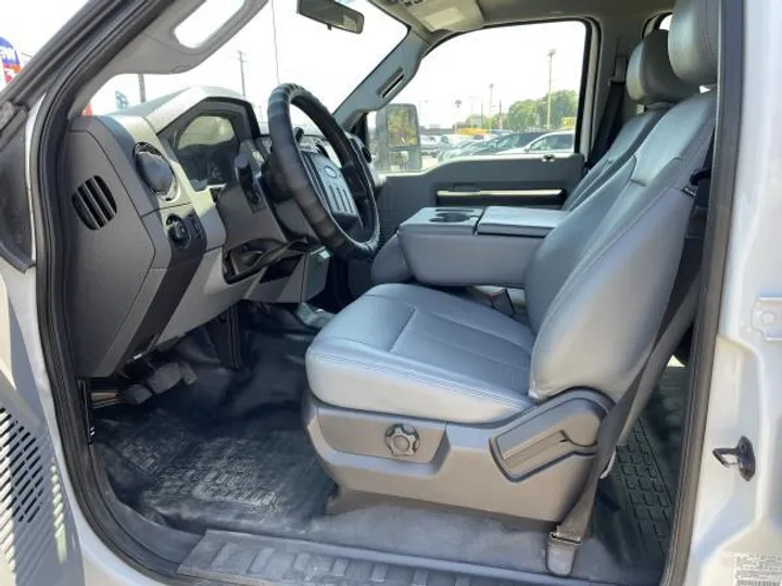 WHITE, 2012 FORD F250 SUPER DUTY CREW CAB Image 8