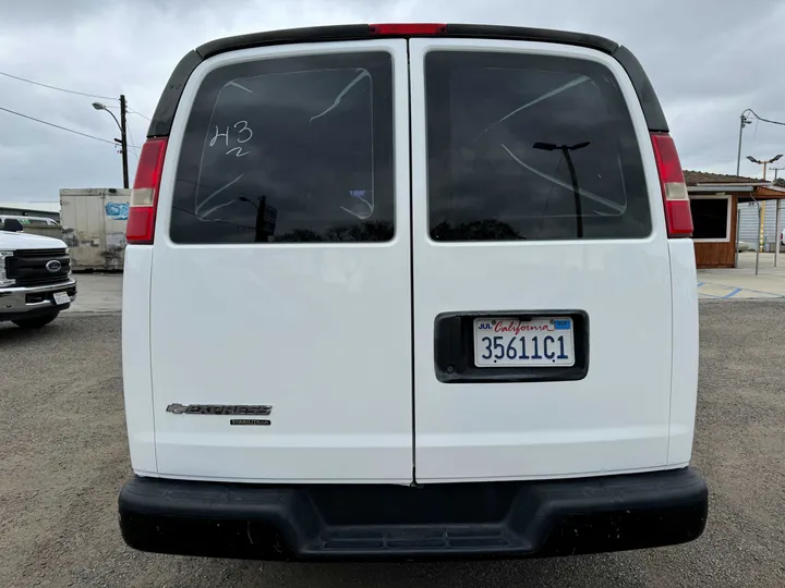 WHITE, 2011 CHEVROLET EXPRESS 1500 CARGO Image 5