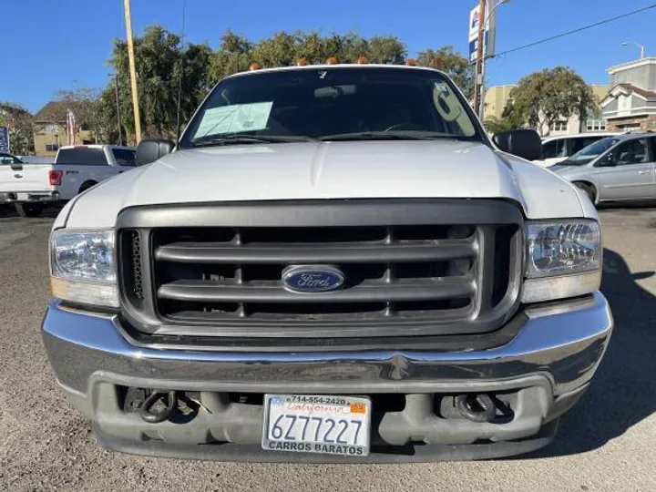 WHITE, 2003 FORD F350 SUPER DUTY CREW CAB & CHASSIS Image 2