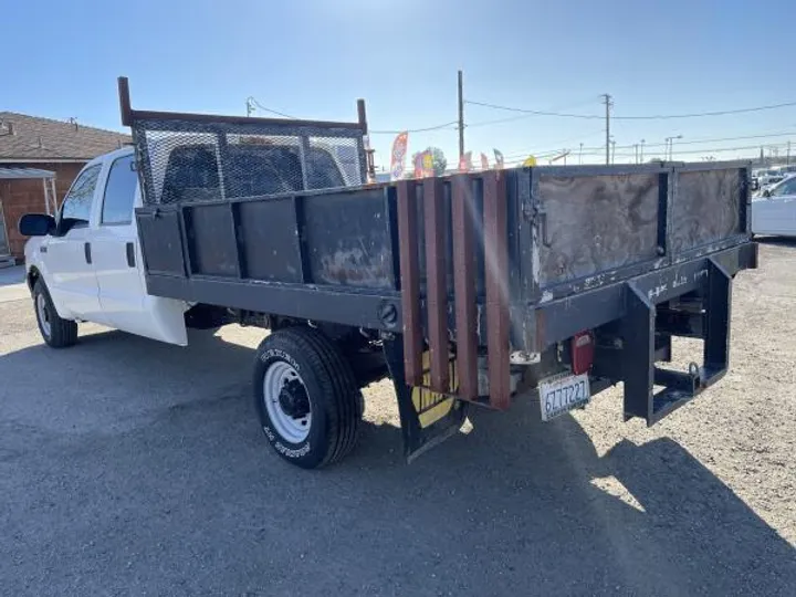 WHITE, 2003 FORD F350 SUPER DUTY CREW CAB & CHASSIS Image 4