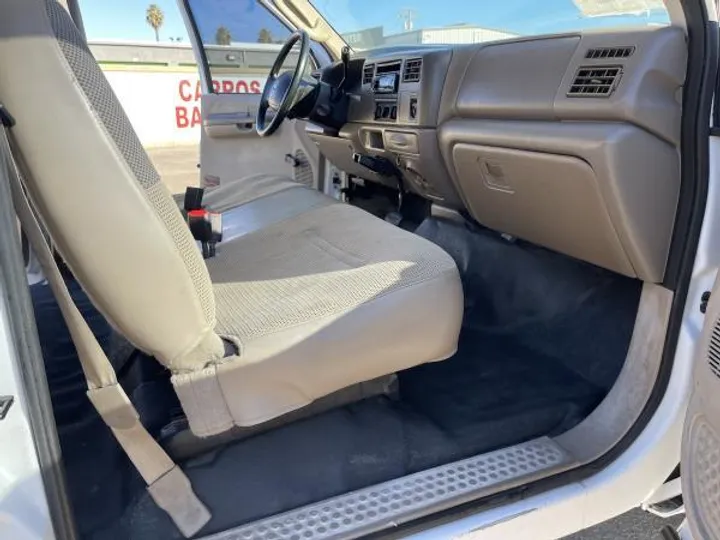 WHITE, 2003 FORD F350 SUPER DUTY CREW CAB & CHASSIS Image 14