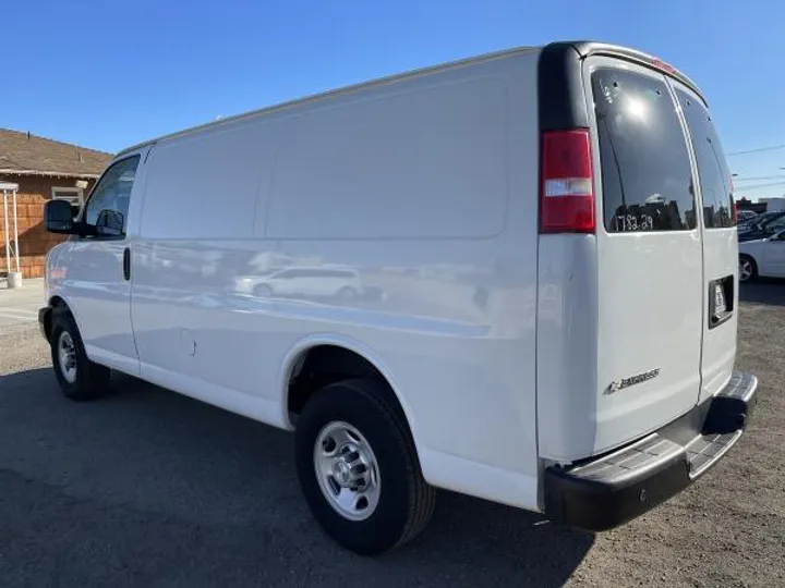 WHITE, 2017 CHEVROLET EXPRESS 2500 CARGO Image 4