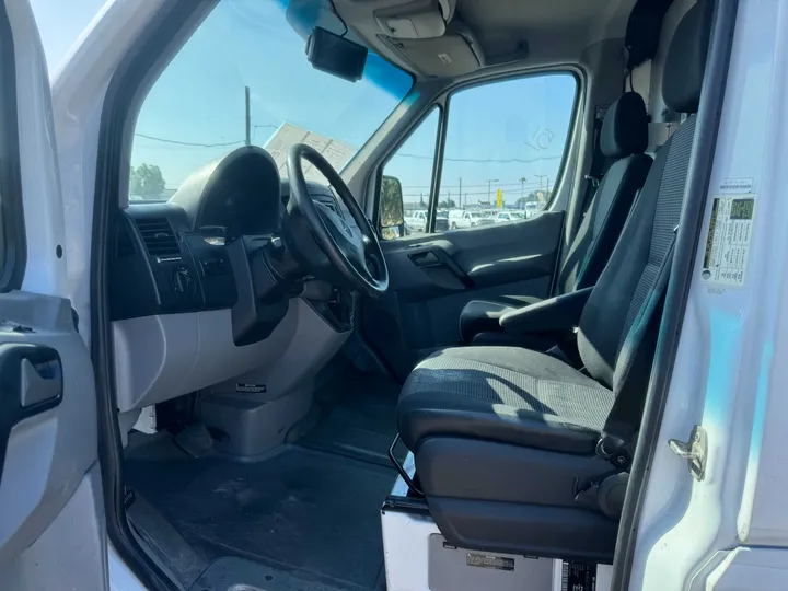 WHITE, 2012 MERCEDES-BENZ SPRINTER Image 9