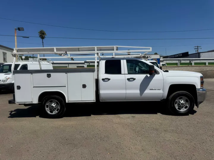 WHITE, 2018 CHEVROLET SILVERADO 2500 HD Image 8