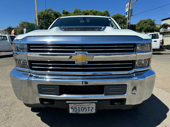 WHITE, 2018 CHEVROLET SILVERADO 2500 HD DOUBLE CAB Image 2