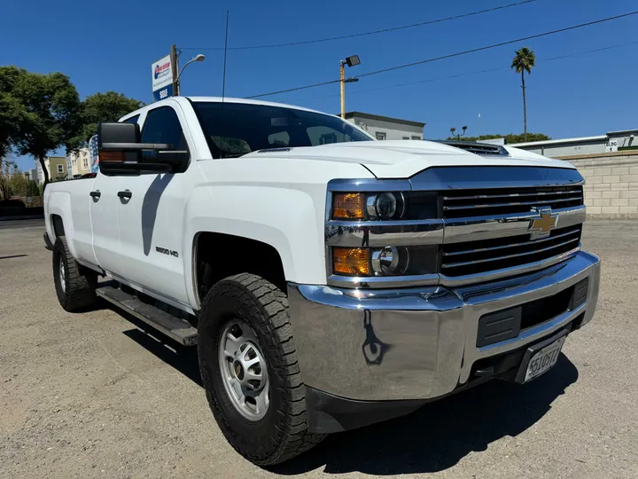 WHITE, 2018 CHEVROLET SILVERADO 2500 HD DOUBLE CAB Image 3