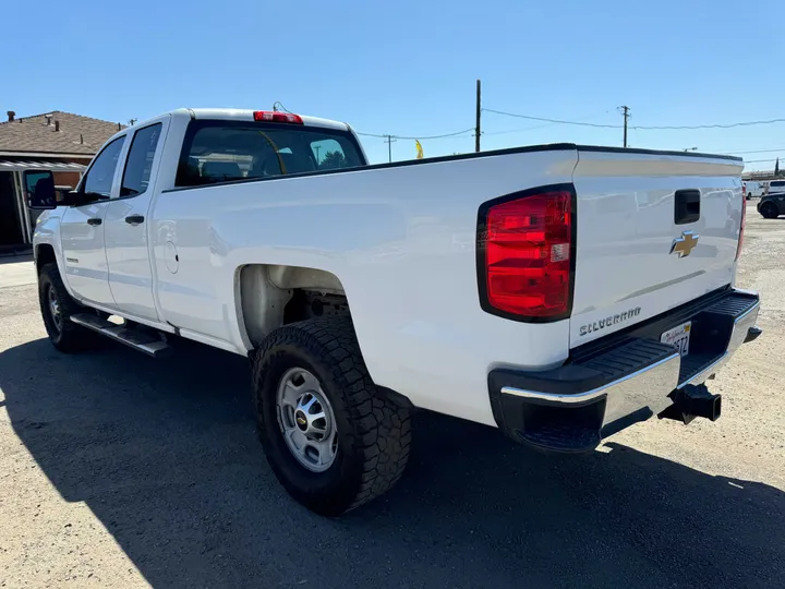 WHITE, 2018 CHEVROLET SILVERADO 2500 HD DOUBLE CAB Image 4