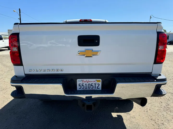 WHITE, 2018 CHEVROLET SILVERADO 2500 HD DOUBLE CAB Image 5