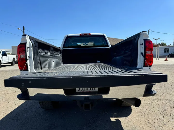 WHITE, 2018 CHEVROLET SILVERADO 2500 HD DOUBLE CAB Image 6