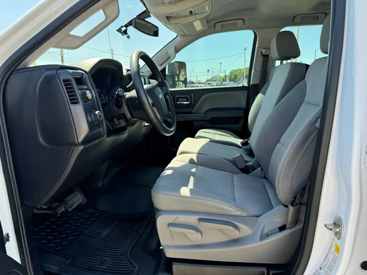 WHITE, 2018 CHEVROLET SILVERADO 2500 HD DOUBLE CAB Image 8