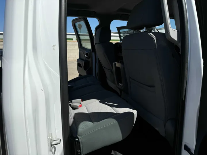 WHITE, 2018 CHEVROLET SILVERADO 2500 HD DOUBLE CAB Image 13