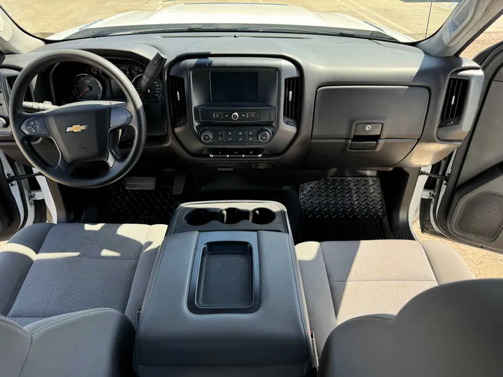 WHITE, 2018 CHEVROLET SILVERADO 2500 HD DOUBLE CAB Image 18